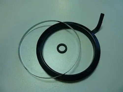 Dichtungen in Schwarz und Transparent, bestehend aus mehreren Ringen, auf einer flachen Oberfläche. Produkt von Remeha zur Abdichtung in verschiedenen Anwendungen.